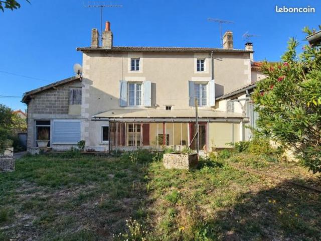 Maison vente à Saint-Laurent-de-Céris, Charente