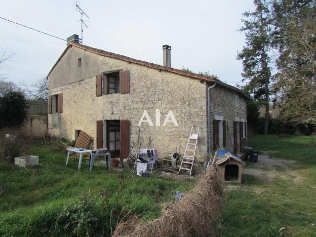 Maison vente à Confolens, Les Adjots