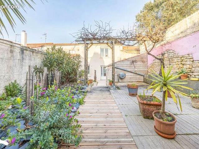 Maison vente à La Rochelle, Croix-chapeau
