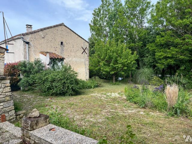 Maison vente à Saint-Jean-d'Angély, Les Eduts