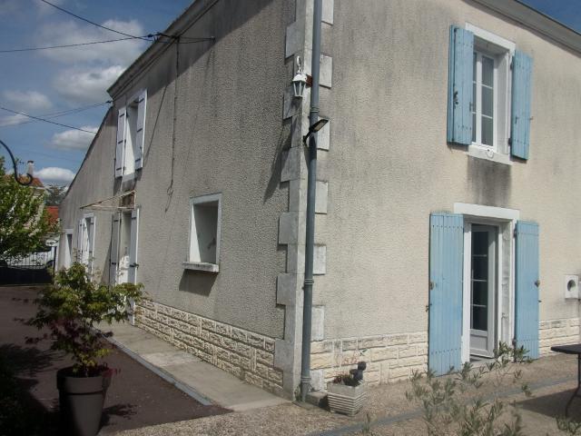 Maison vente à Saint-Jean-d'Angély, Villeneuve-la-comtesse