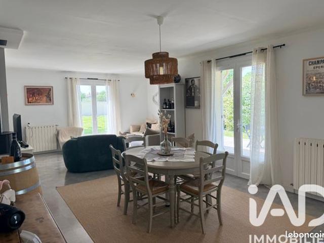Maison vente à Cognac, Salles-d'angles