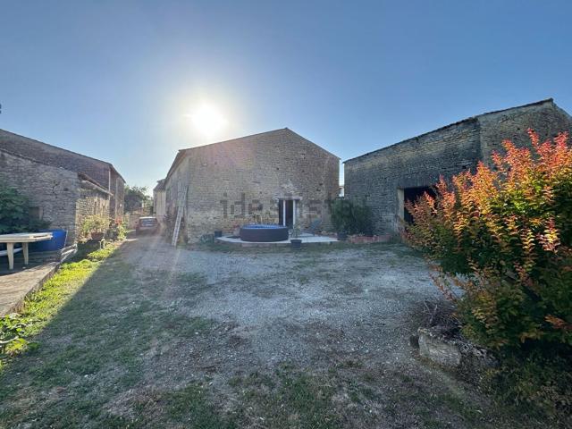 Maison vente à L'Illeau, La Devise