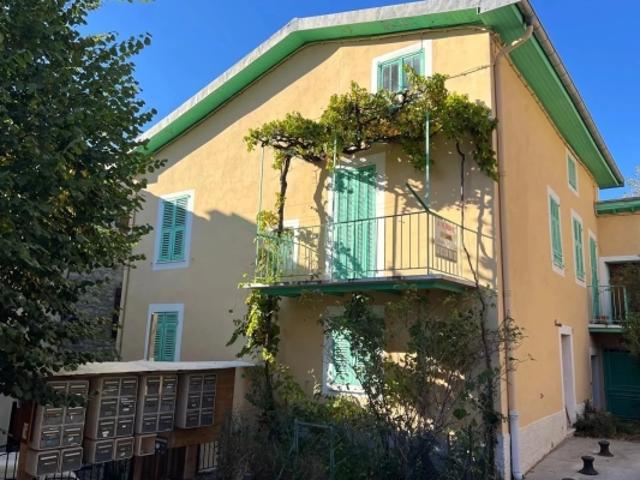 Maison vente à Nice, Clans