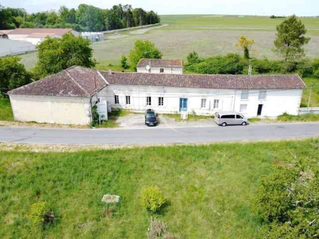 Maison vente à Cognac, Salles-d'angles