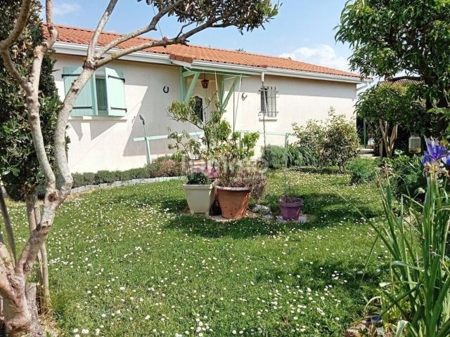 Maison vente à Place de la Liberté, Villecomtal-sur-Arros
