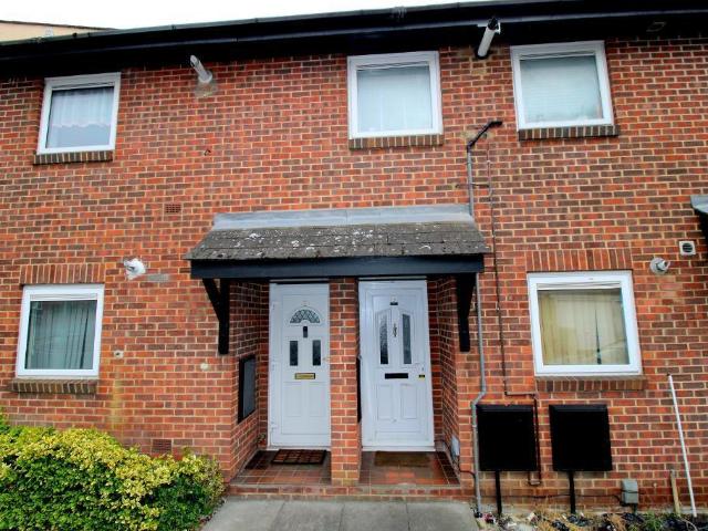 Flat for sale in Spring Park, Luton