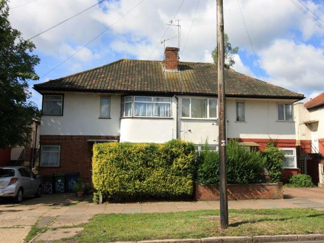 Flat for sale in Lane, Greater London