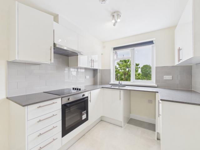 House for rent in Heol-las, Surrey