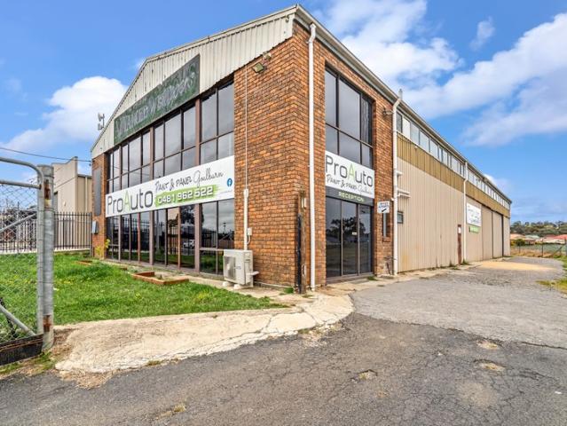 Retail for rent in Kenmore, Goulburn