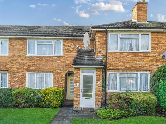 Apartment for rent in Little Stanmore, Greater London
