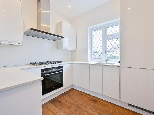 Apartment for rent in Motspur Park, Greater London