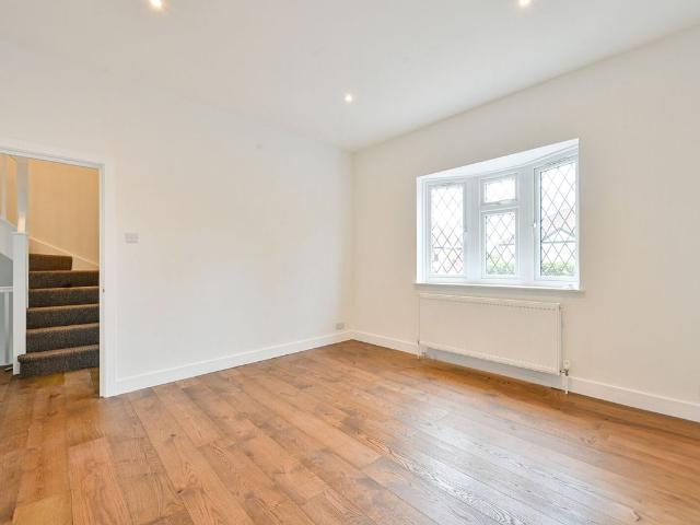 Apartment for rent in Motspur Park, Greater London