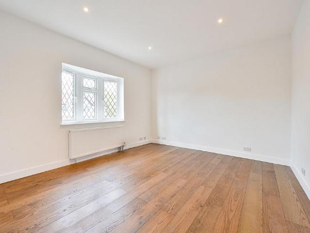 Apartment for rent in Motspur Park, Greater London