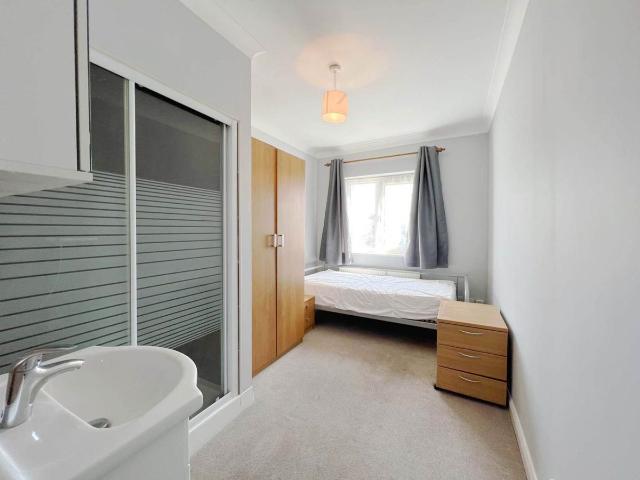Room for rent in Motspur Park, Greater London