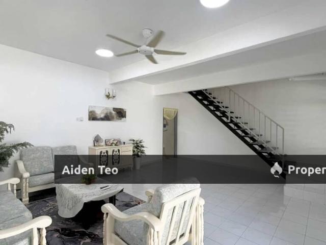 Terraced House for sale in Malaka