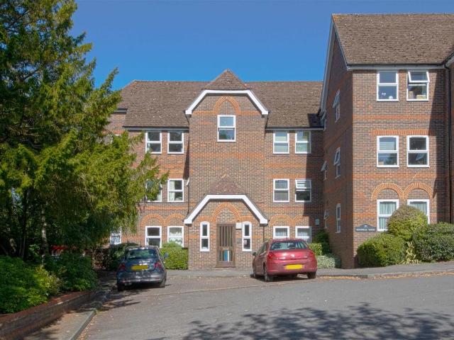Apartment for rent in Totteridge, Cressex