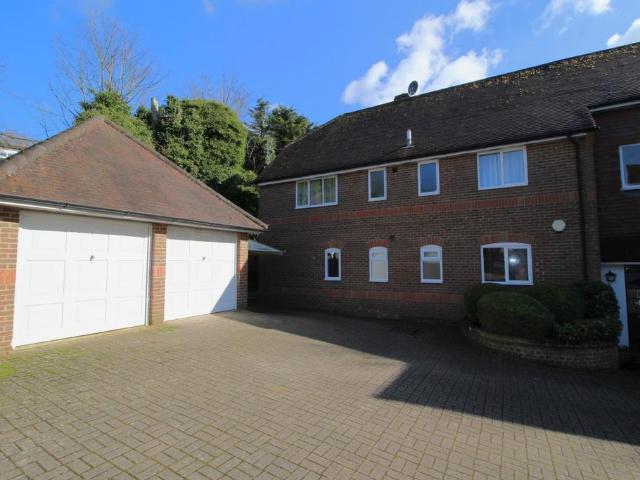 Apartment for rent in Totteridge, Cressex