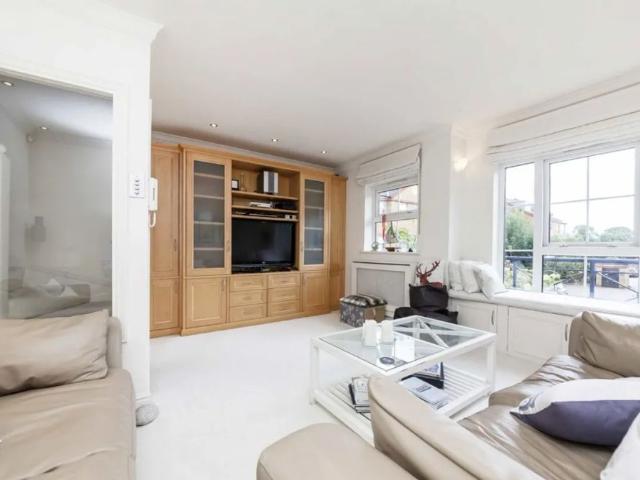 Townhouse for rent in London Borough of Hounslow, Greater London