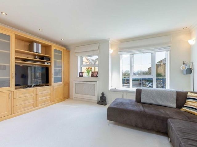 Townhouse for rent in London Borough of Hounslow, Greater London
