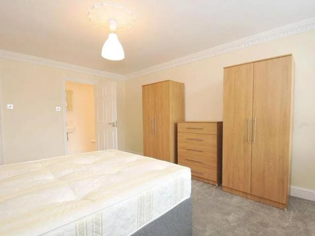 Studio for rent in Queen's Park, Greater London