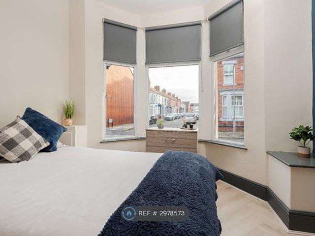 House for rent in Elm Park, Calderstones
