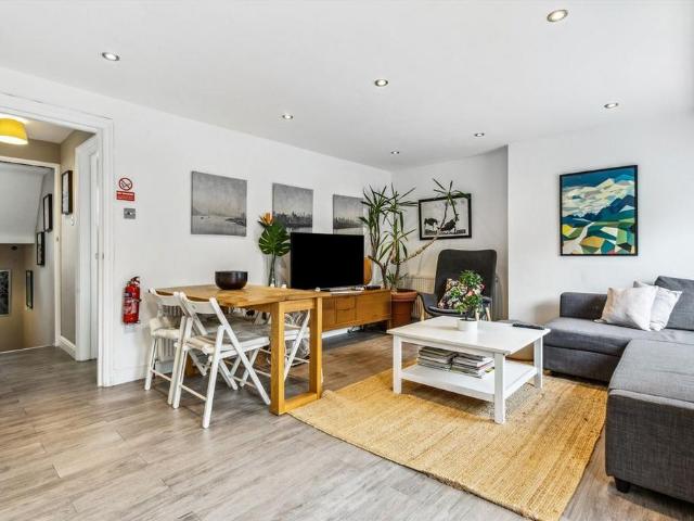 Apartment for rent in Queen's Park, Greater London