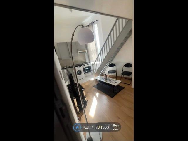 Studio for rent in Queen's Park, Greater London