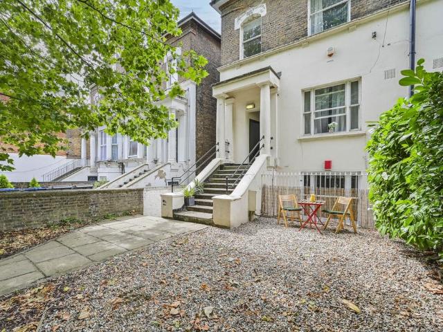 Apartment for rent in Queen's Park, Greater London