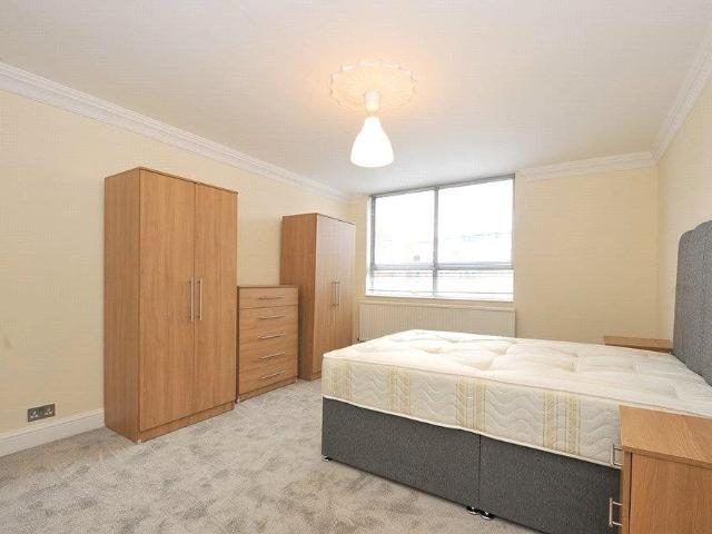 Room for rent in Queen's Park, Greater London