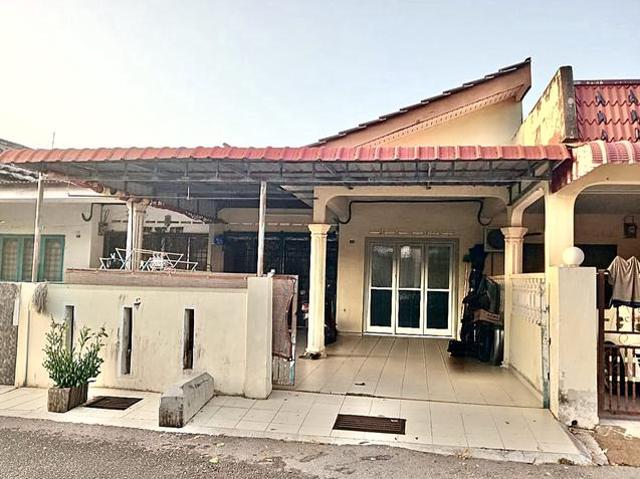Terraced House for sale in Malaka