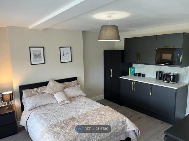 Room for rent in Roe Green, Salford