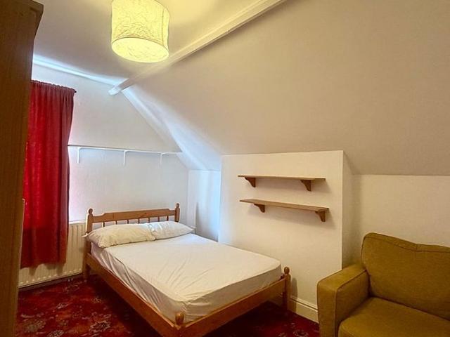 Room for rent in Falcon Lodge, Wales