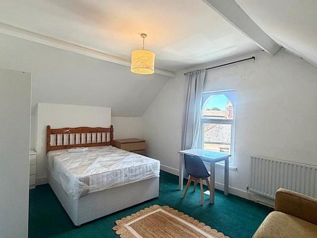 Room for rent in Falcon Lodge, Wales