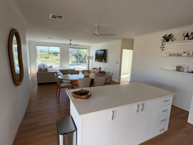 Room for rent in Mandogalup, Western Australia