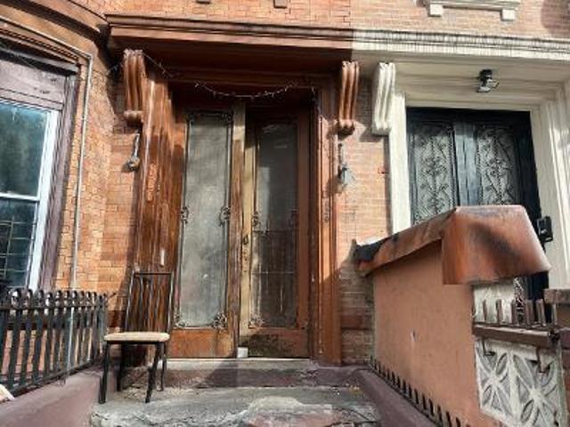 House for sale in The Bronx, Arverne
