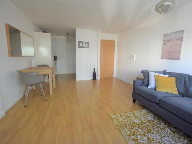 Apartment for rent in Waterfront, Calderstones