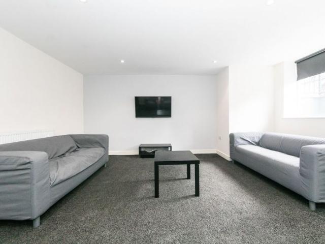 Apartment for rent in Hyde Park, West Yorkshire
