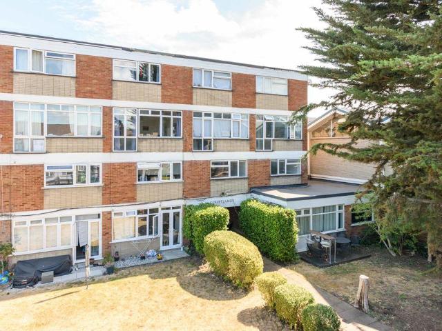 Apartment for rent in Blackhills, Surrey