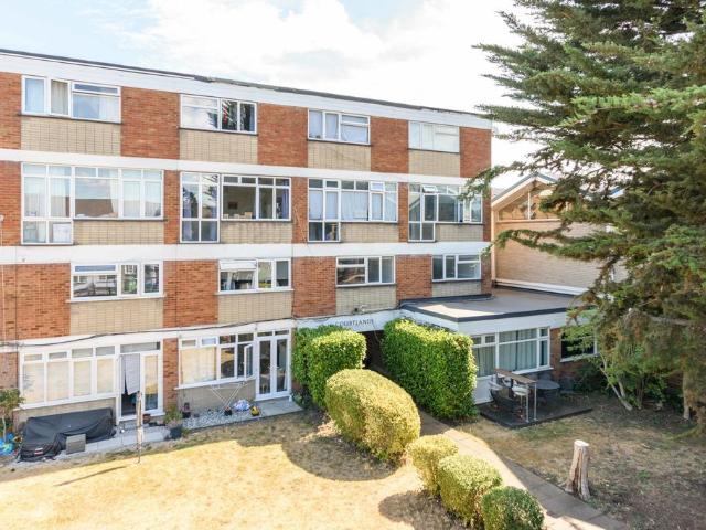 Apartment for rent in Blackhills, Surrey