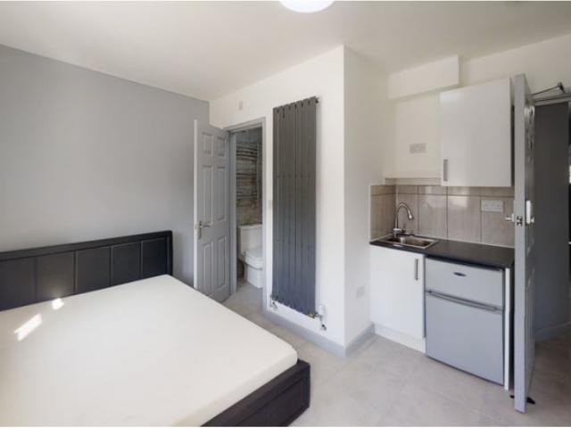 Room for rent in Cowley, Greater London