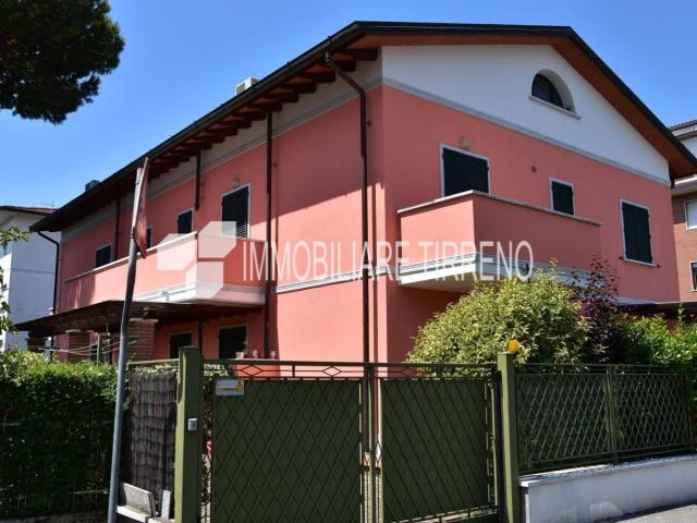 Villa Indipendente in affitto a Marina di Massa, Marina Di Massa