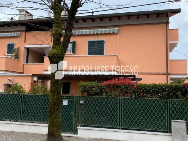 Villa Indipendente in affitto a Marina di Massa, Marina Di Massa