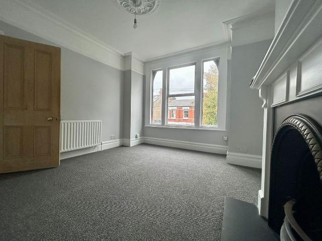 Apartment for rent in Furzedown, Greater London
