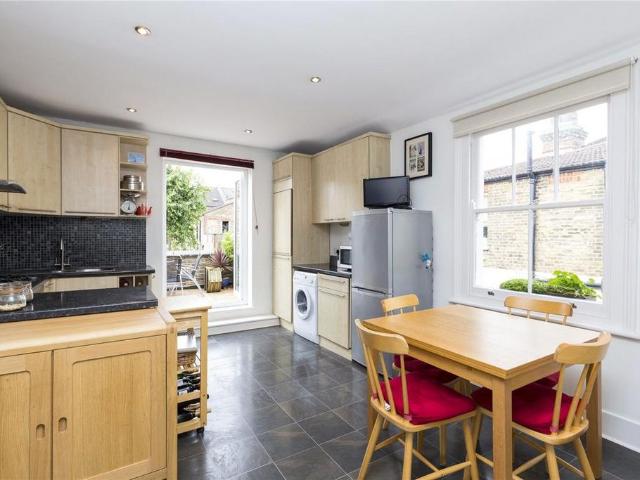 Apartment for rent in Furzedown, Greater London