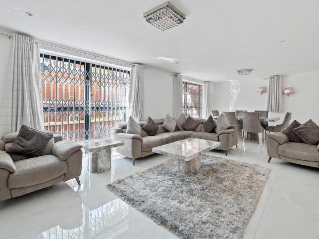 House for rent in Brondesbury, Greater London