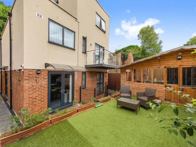 House for rent in Brondesbury, Greater London