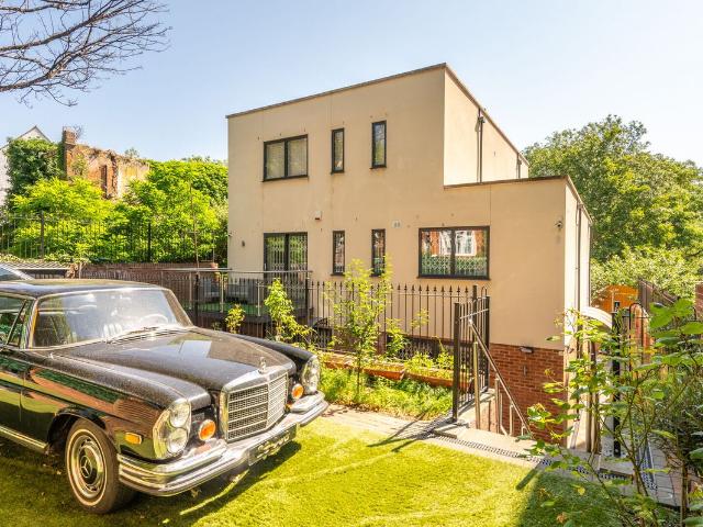 Apartment for rent in Brondesbury Park, Greater London