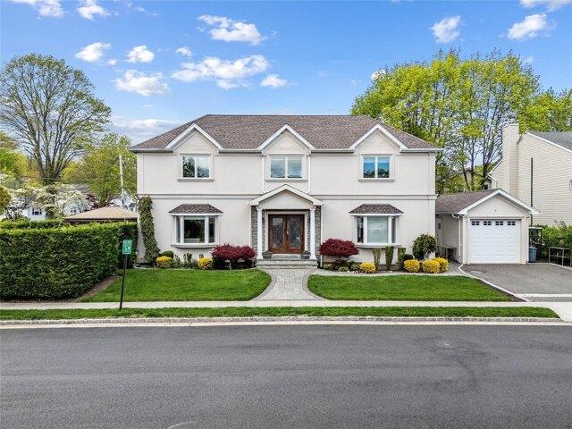 House for sale in Roslyn Heights