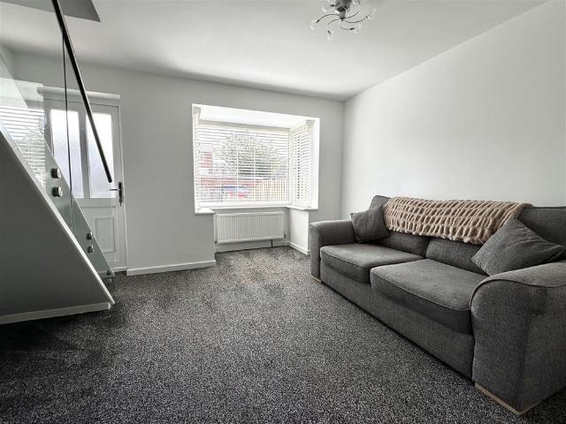 Townhouse for rent in Mapplewell, South Yorkshire